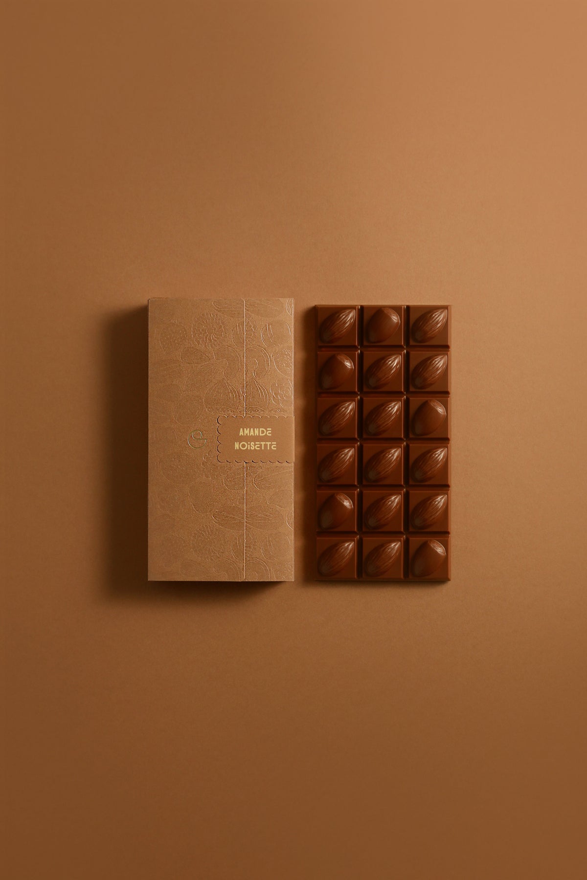 TABLETTE AMANDE NOISETTE CHOCOLAT AU LAIT