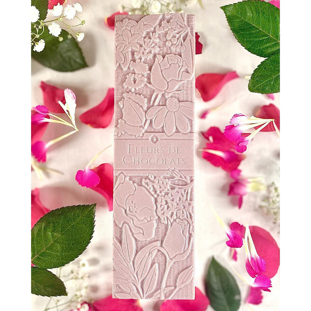 フルール・ド・ショコラ ホワイトチョコレート45％ ダマスクローズ 花を添えた公式商品写真