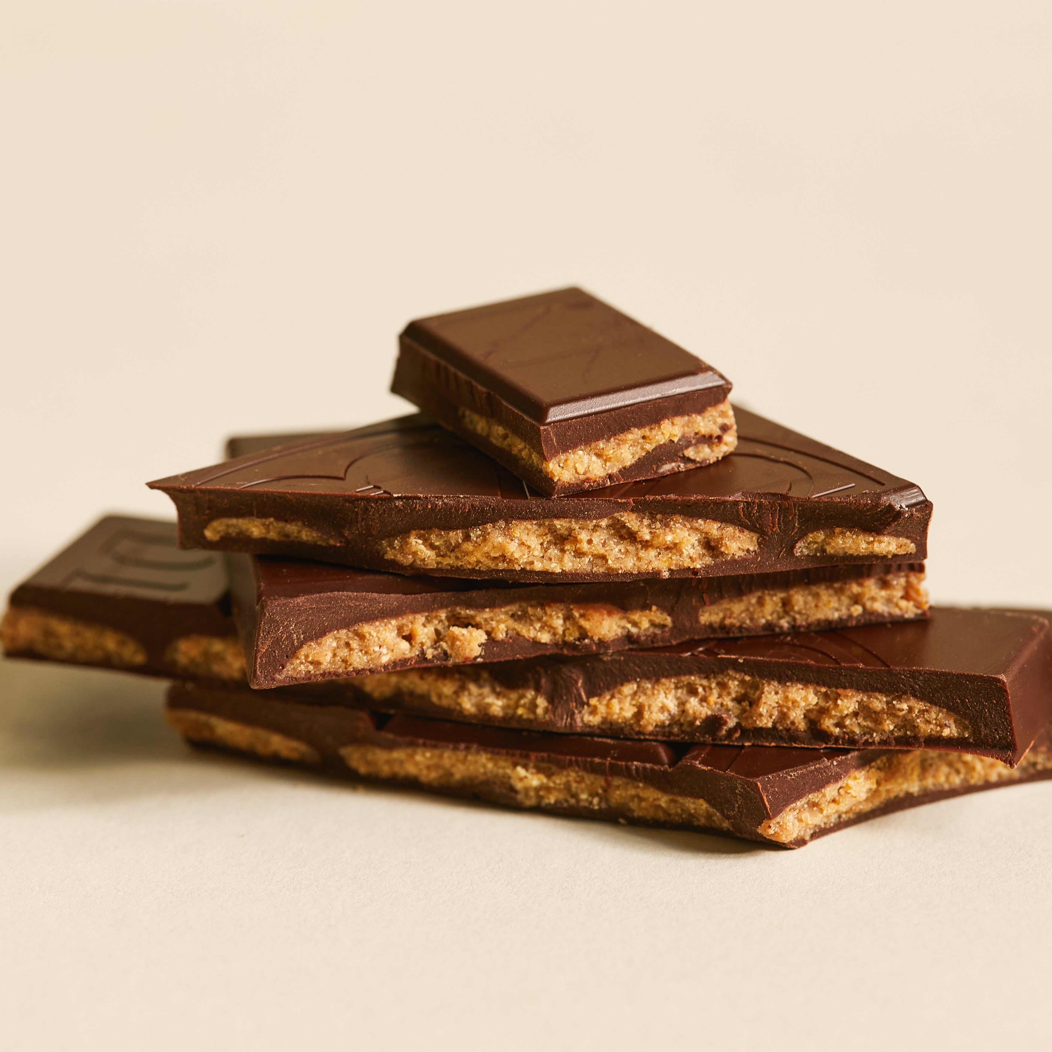 TABLETTE DE CHOCOLAT NOIR, FOURRÉE AU PRALINÉ NOISETTE