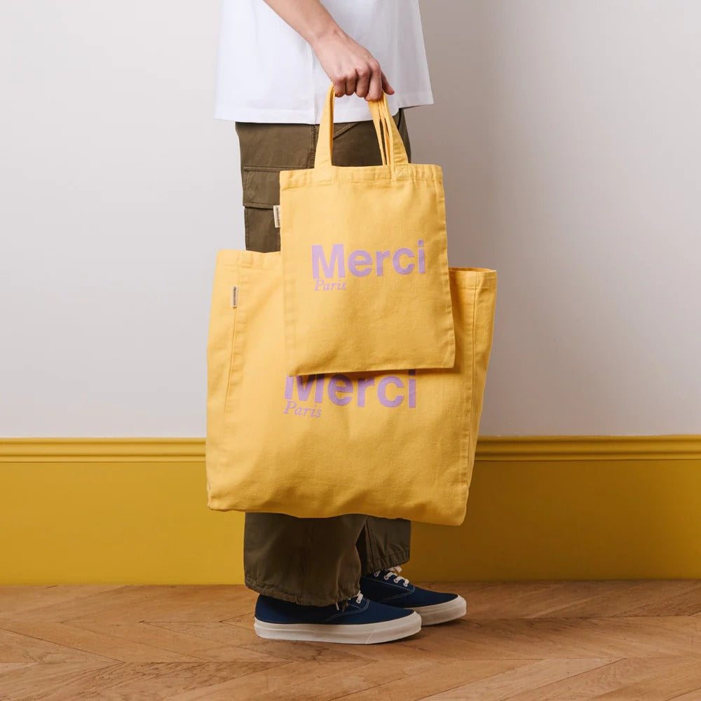 merci」ロゴが映えるシンプルなキャンバストートバッグ