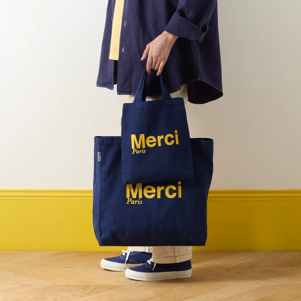 merci」ロゴが映えるシンプルなキャンバストートバッグ