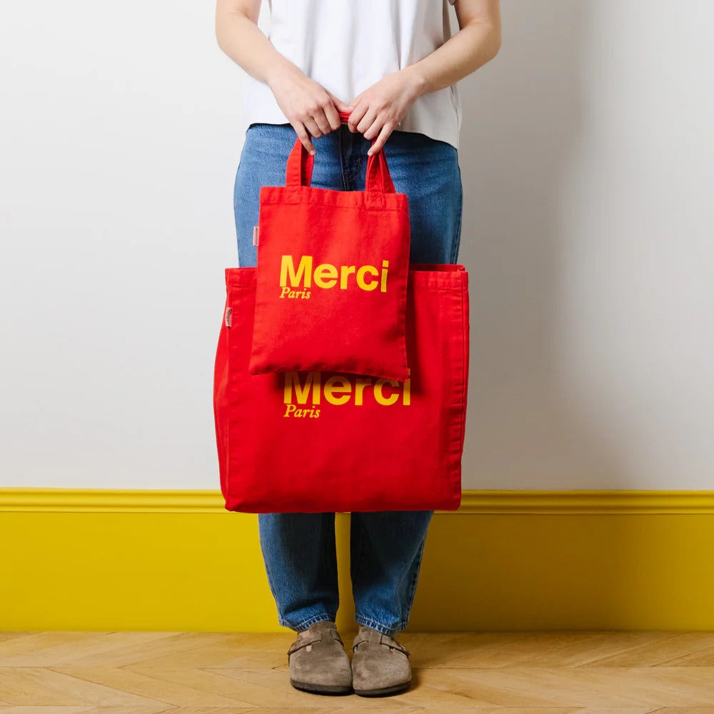 merciのロゴが映えるシンプルなキャンバストートバッ