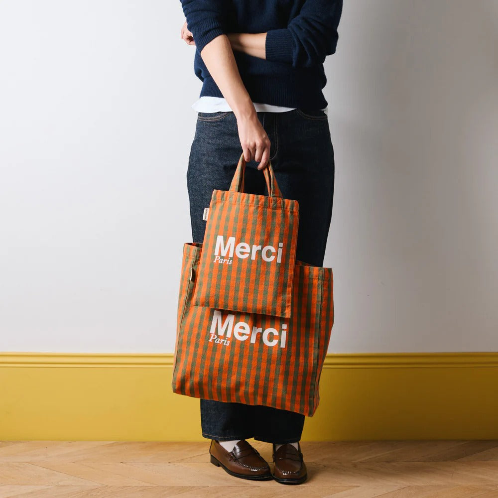 merciのロゴが映えるシンプルなキャンバストートバッ