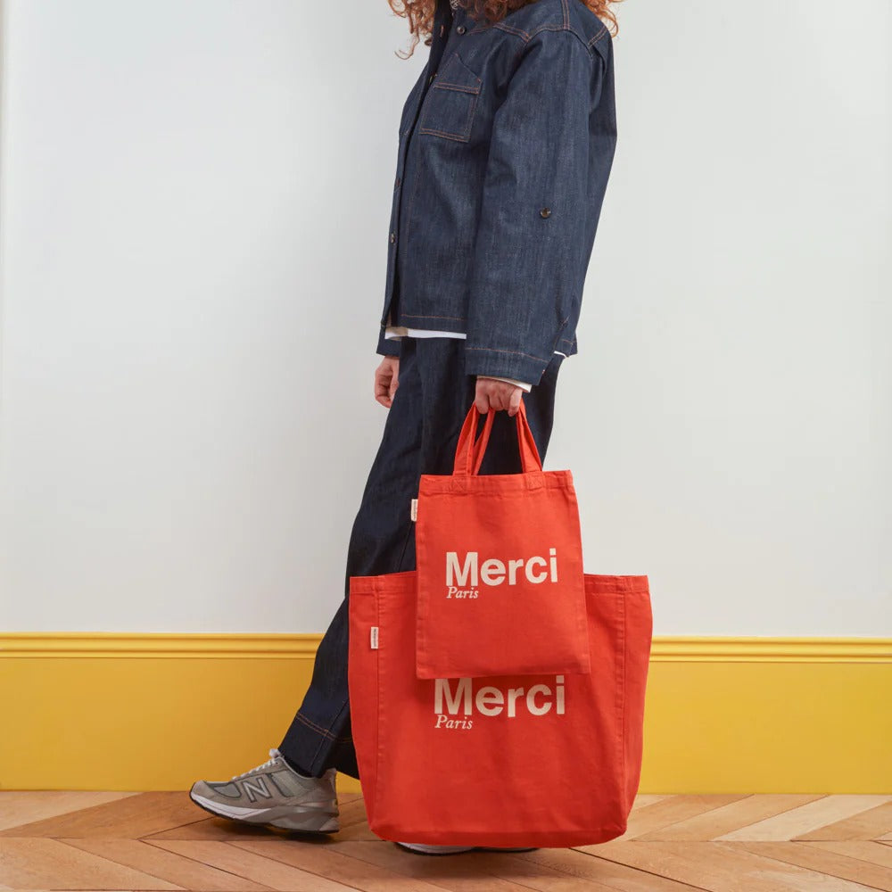 merciのロゴが映えるシンプルなキャンバストートバッ
