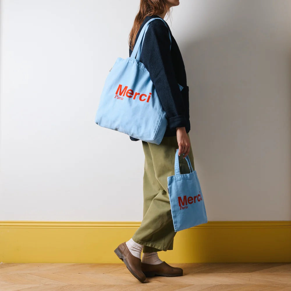 merci」ロゴが映えるシンプルなキャンバストートバッ