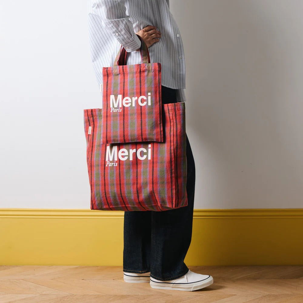 merci」ロゴが映えるシンプルなキャンバストートバッ